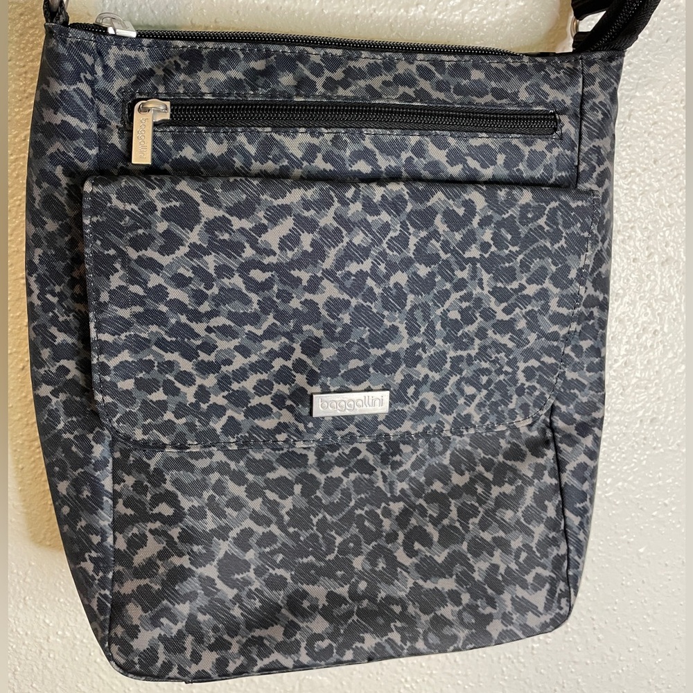 Baggallini Nylon Grey Casual Travel Crossbody Purse
